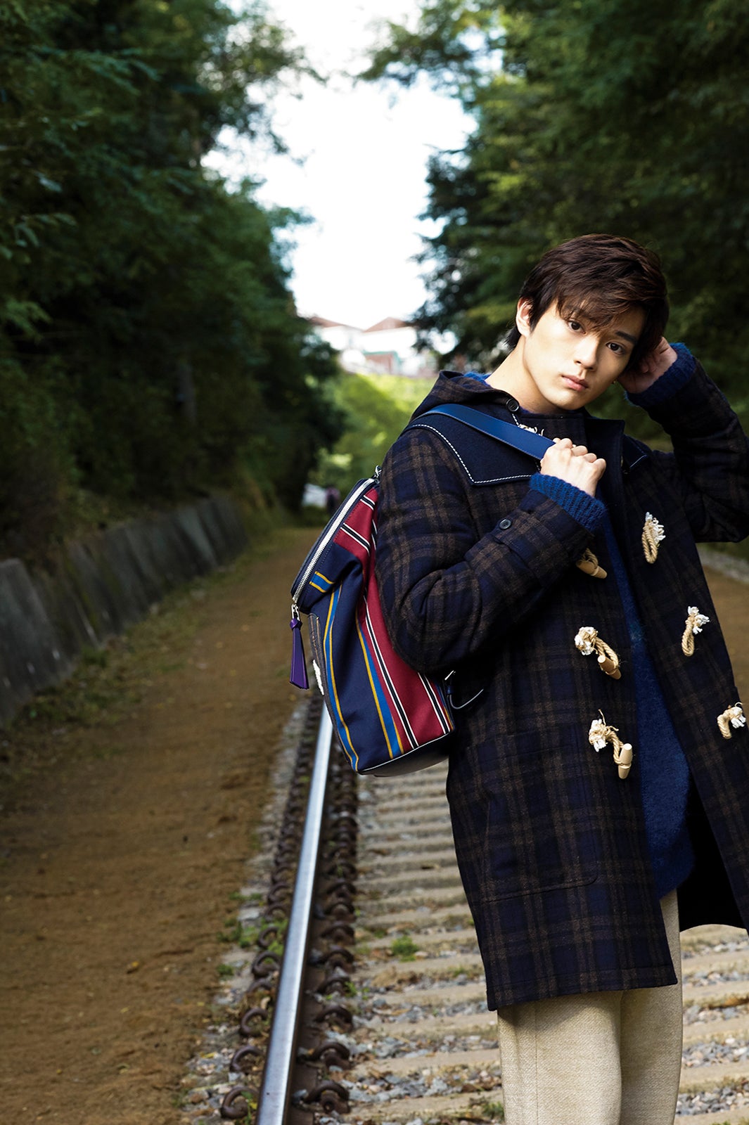  新田真剣佑「UP THE ROAD」（撮影：桑島智輝）幻冬舎