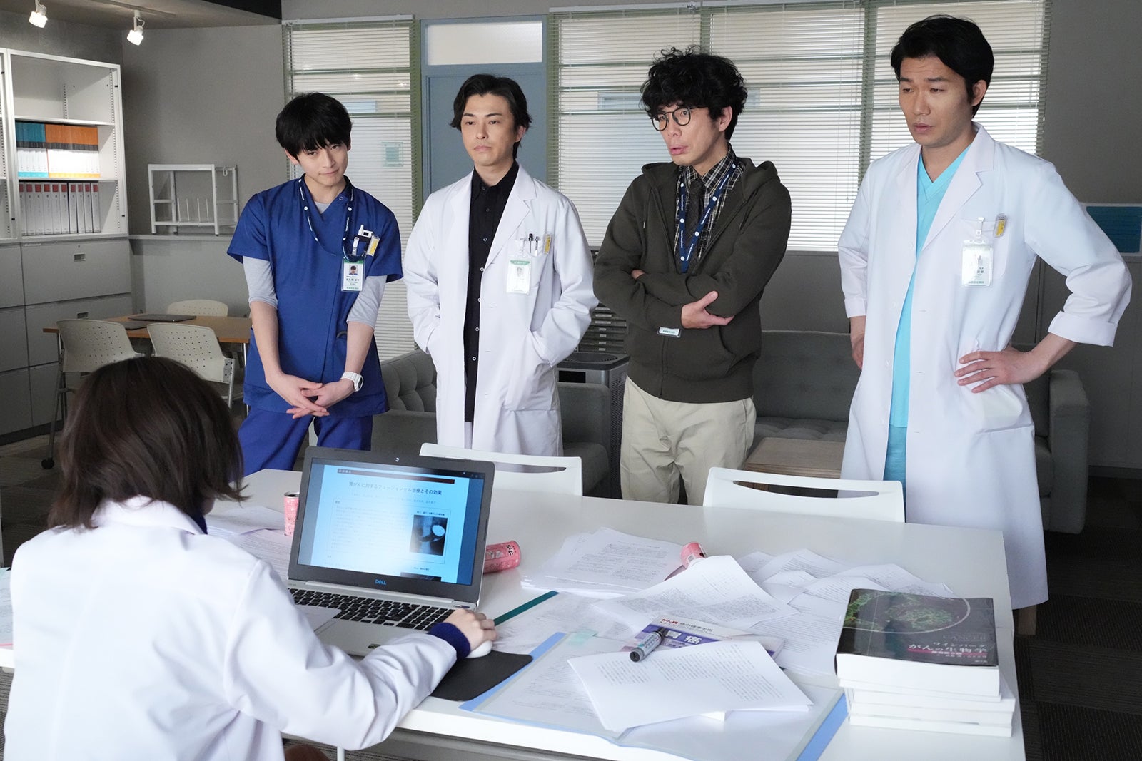 （左から）高橋文哉、勝地涼、片桐仁、高橋努 （C）フジテレビ