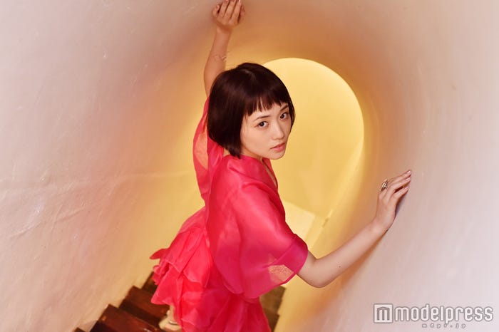 …が、見つかってしまいます。(C)モデルプレス