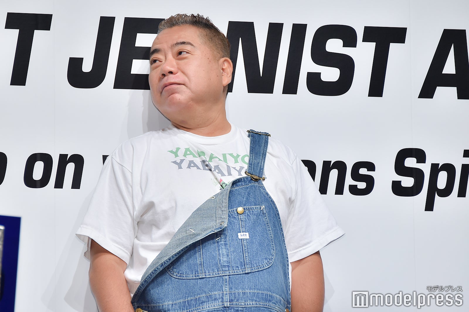 突如壁にもたれかけアンニュイな表情でポージングする出川哲朗 （C）モデルプレス