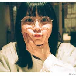 モデルプレス - 深川麻衣の“むにゅ顔”が可愛すぎる「ほっぺもちもち」「丸メガネ姿もイイ」と反響