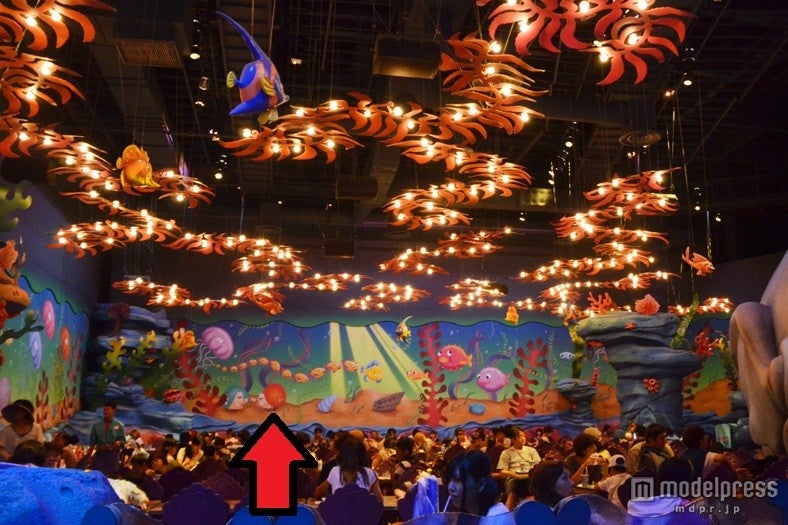 セバスチャンのカリプソキッチンの壁画に注目