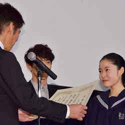 成島監督から卒業証書を受け取る藤野涼子