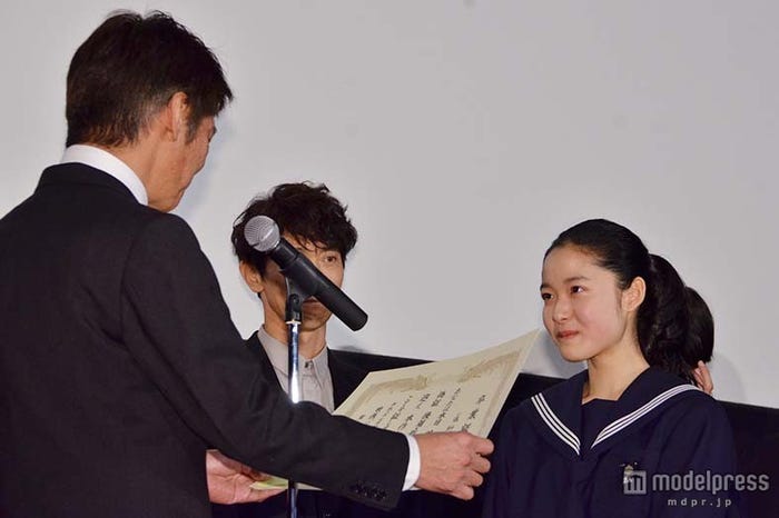 成島監督から卒業証書を受け取る藤野涼子