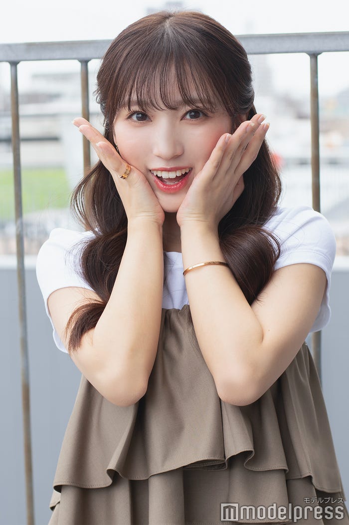 「アッチョンブリケ」ポーズをする矢吹奈子(C)モデルプレス