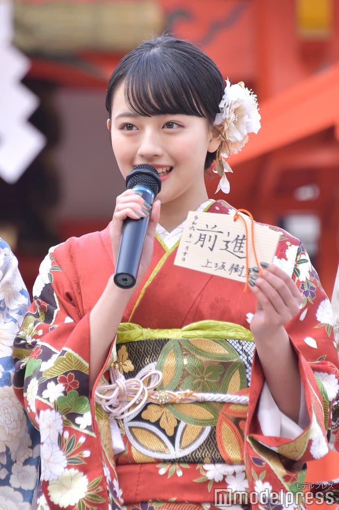 直筆の絵馬を紹介する上坂樹里(C)モデルプレス