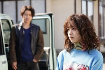 西野七瀬のカーリーヘア姿も 藤原竜也主演 鳩の撃退法 場面カット 主題歌入り予告解禁 モデルプレス