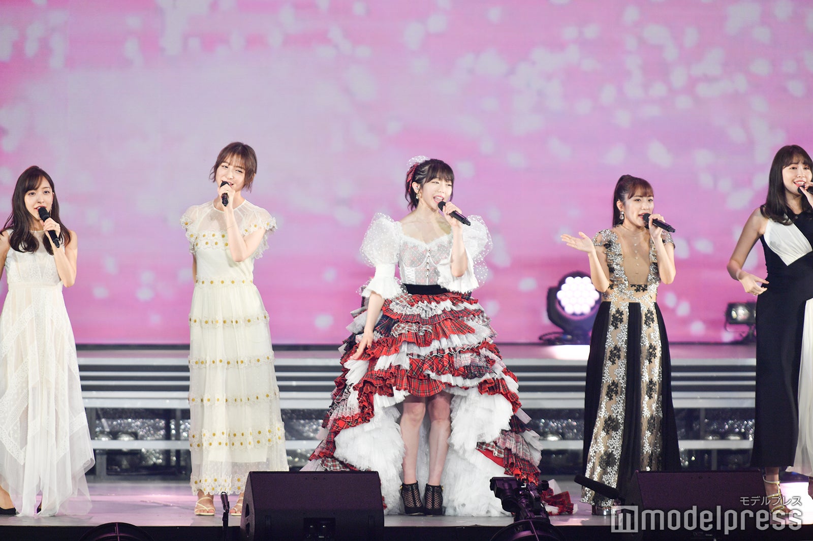 板野友美、篠田麻里子、峯岸みなみ、高橋みなみ、小嶋陽菜「峯岸みなみ卒業コンサート～桜の咲かない春はない～」（C）モデルプレス