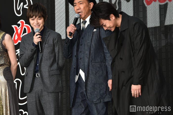 本郷奏多から絶賛され照れ笑いの佐藤健 (C)モデルプレス