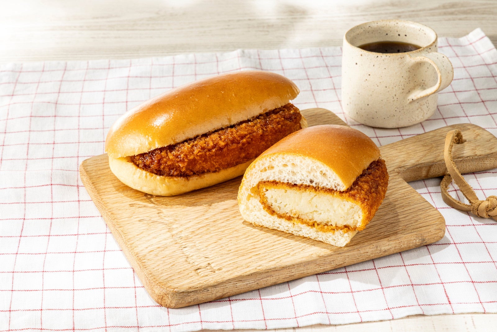 こだわりソースのふんわりコロッケパン（提供写真）