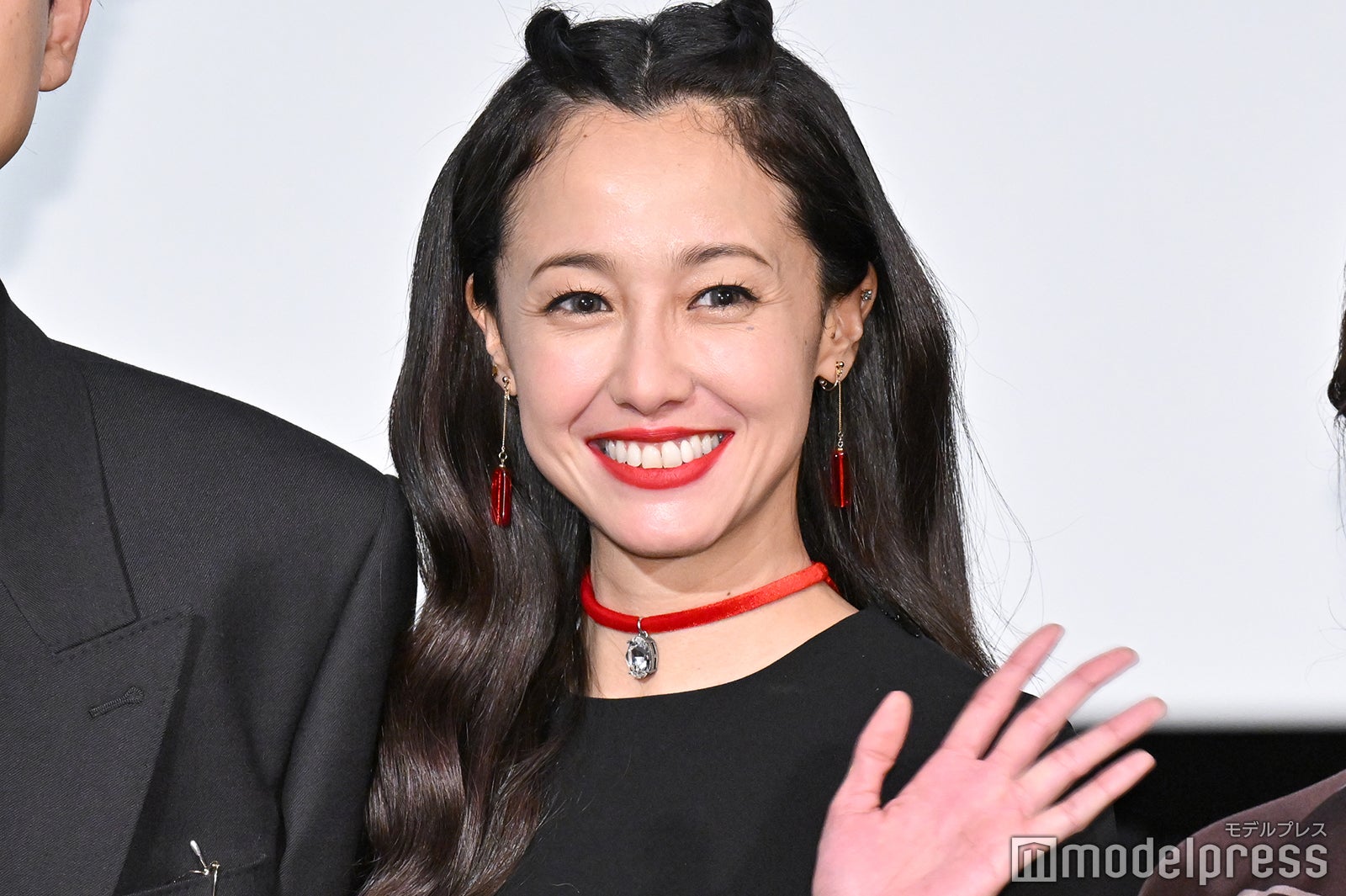 沢尻エリカ、7年ぶり映画出演で舞台挨拶登壇 後輩女優が涙「おかえりっていう言葉を伝えたい」
