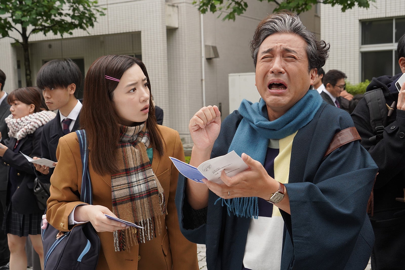 ムロツヨシが号泣　永野芽郁と“父娘”大学同時合格シーン公開＜親バカ青春白書＞