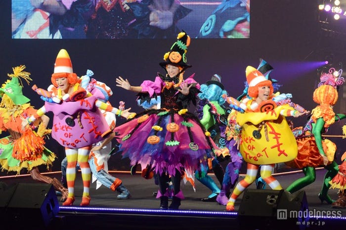 山本美月(写真中央)/「ディズニー・ハロウィーン『おしゃれ仮装』」スペシャルステージ