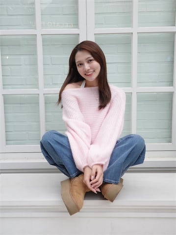 父は元プロ野球選手・22歳タレント、ゆるニットから"美肩チラリ"の韓国ショット披露「可愛すぎる」