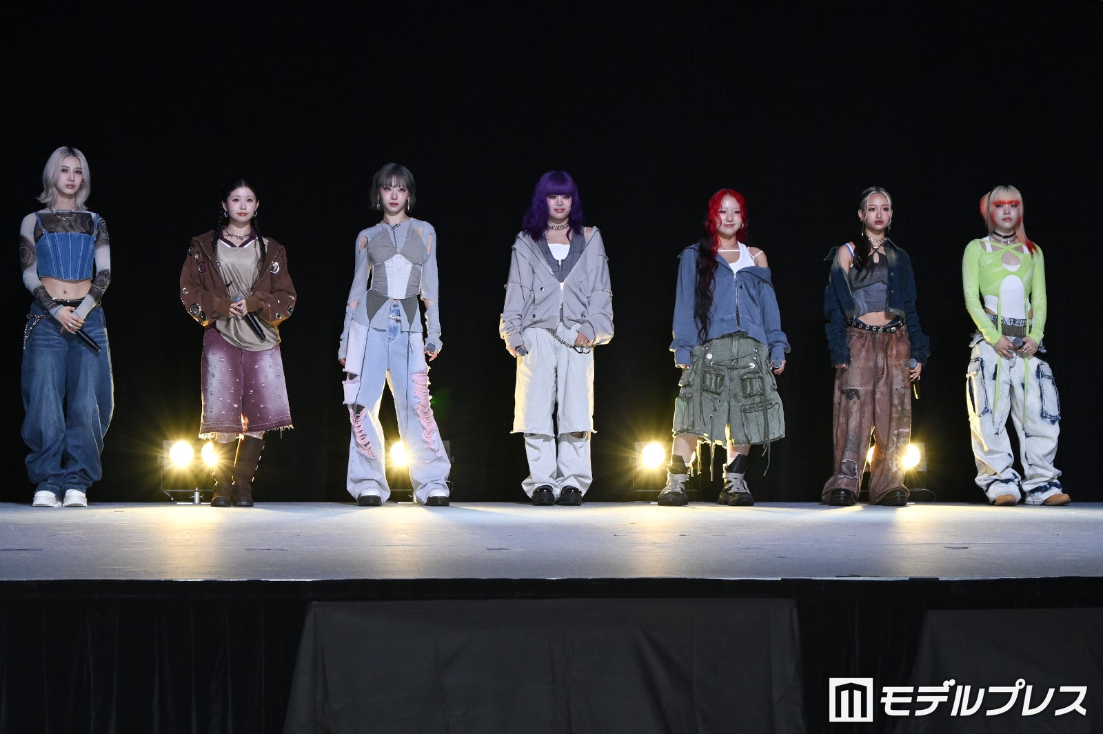 パネル後方から登場したHANA／（左から）MOMOKA、KOHARU、JISOO、NAOKO、CHIKA、YURI、MAHINA（C）モデルプレス