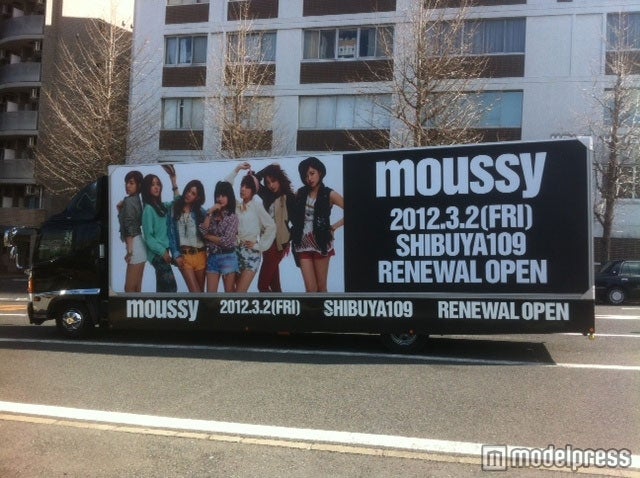 渋谷の街を走行するT-ARAアドトラック