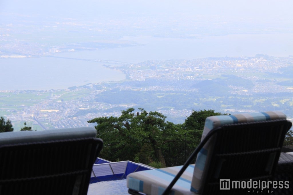 テラスから琵琶湖周辺の風景を一望／画像提供：びわ湖バレイ