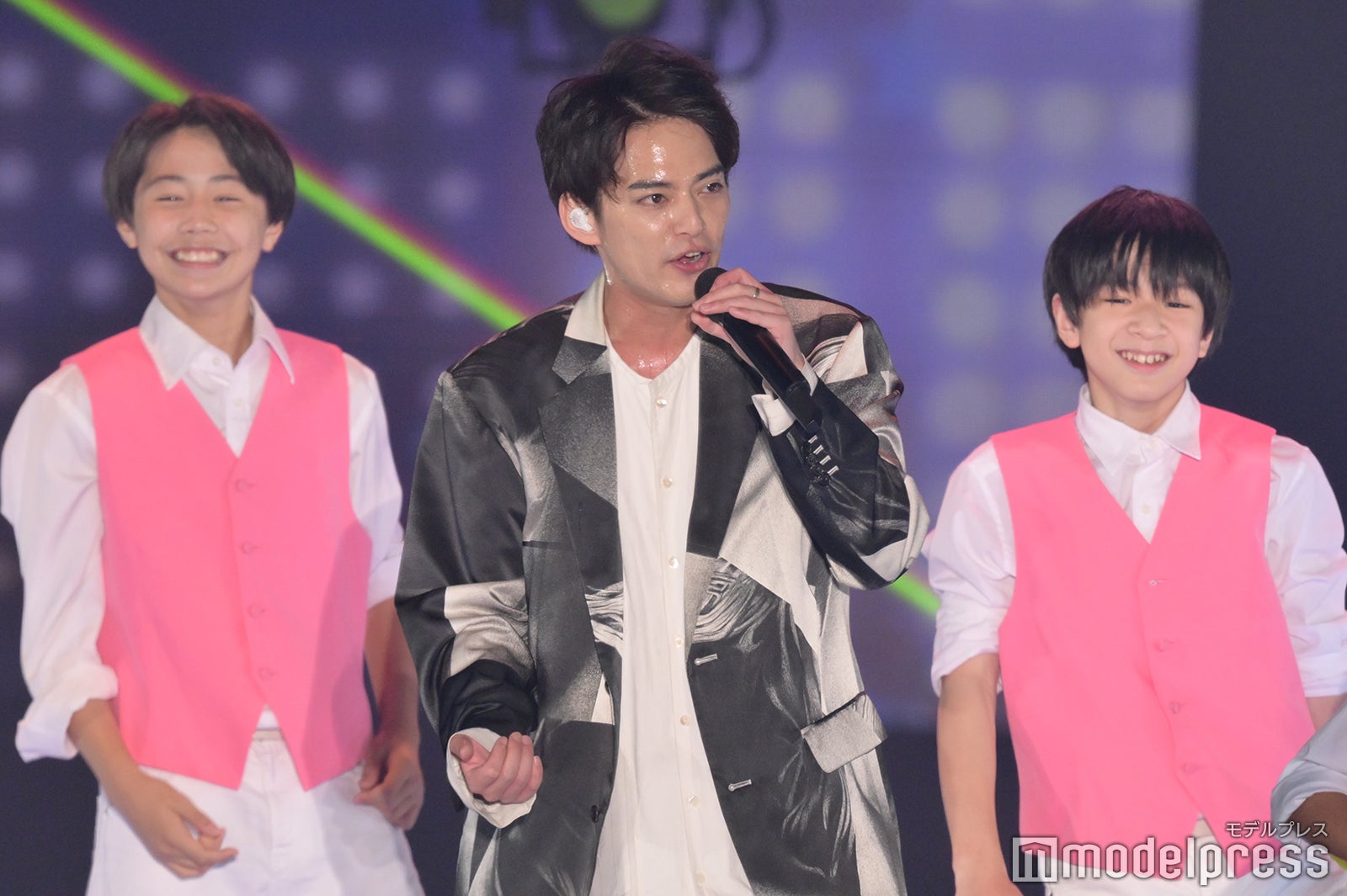 「YOLO moment」をフレッシュJr.とともにノリノリで披露した中山優馬（C）モデルプレス