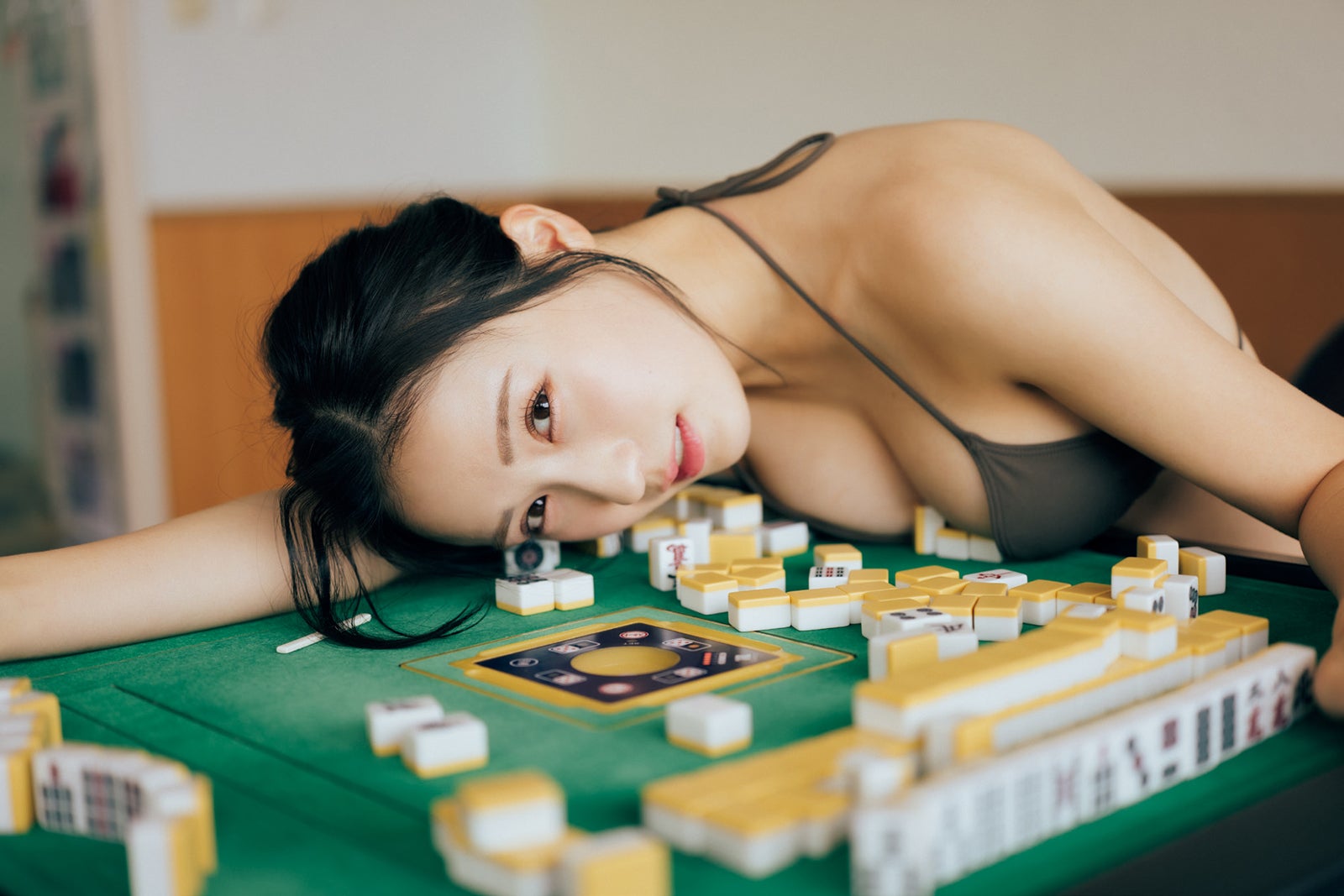 “可愛すぎるビールの売り子”伊藤愛真、大人の色気漂う セクシーな上目遣いで悩殺