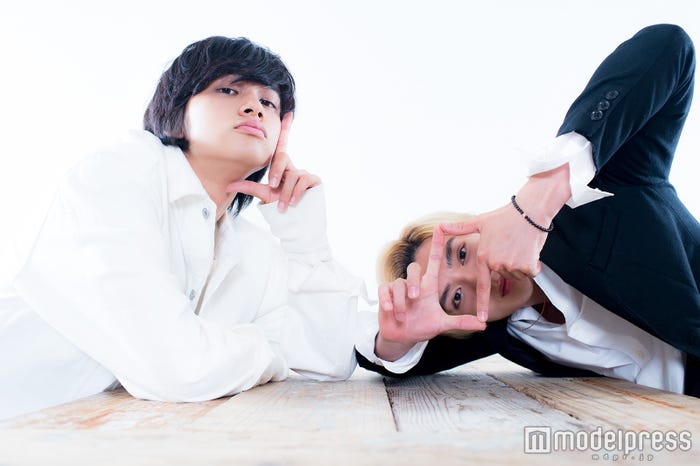 (左から)北村匠海、真剣佑(C)モデルプレス