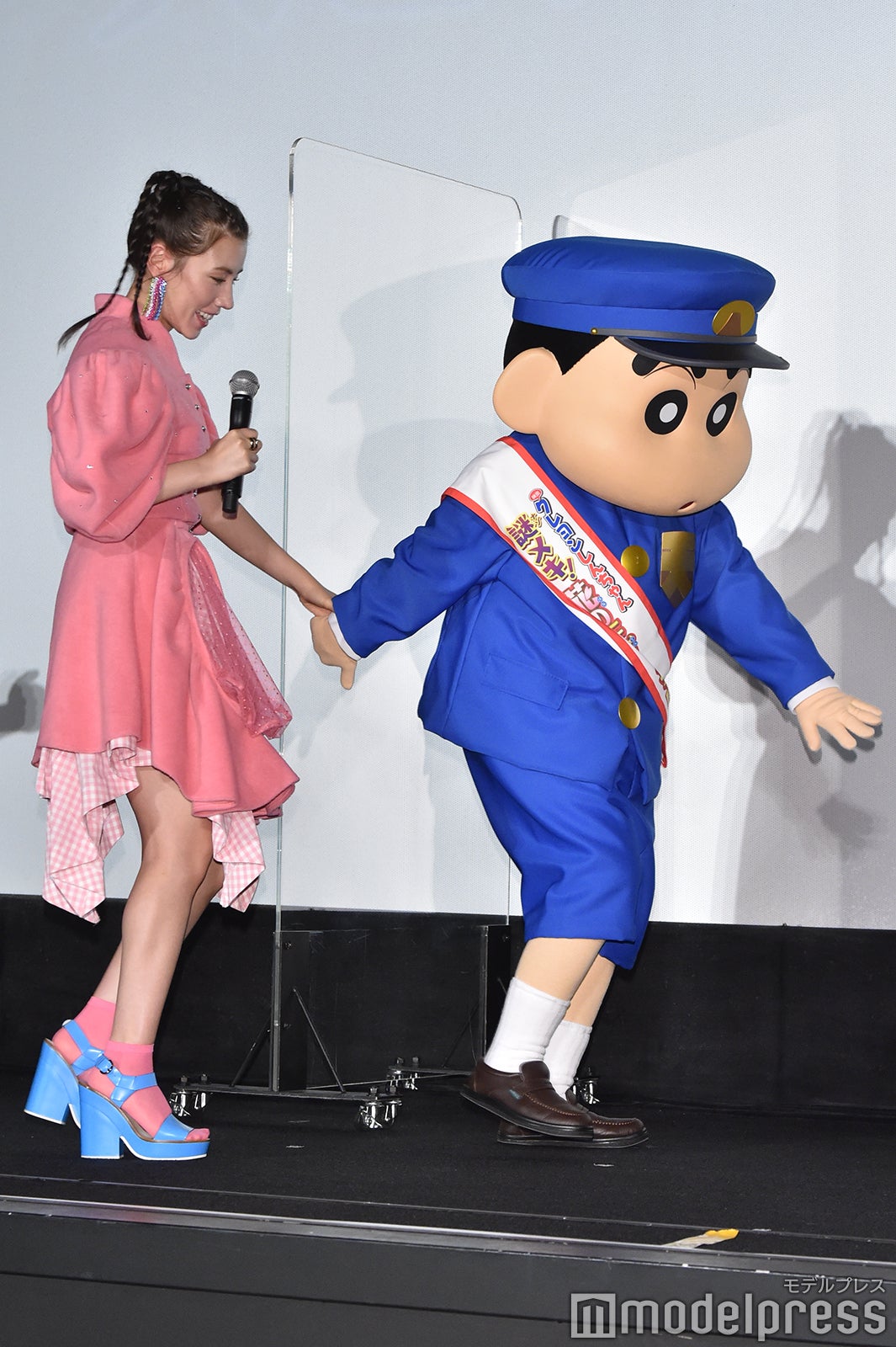 仲良く登場する仲里依紗、しんのすけ （C）モデルプレス