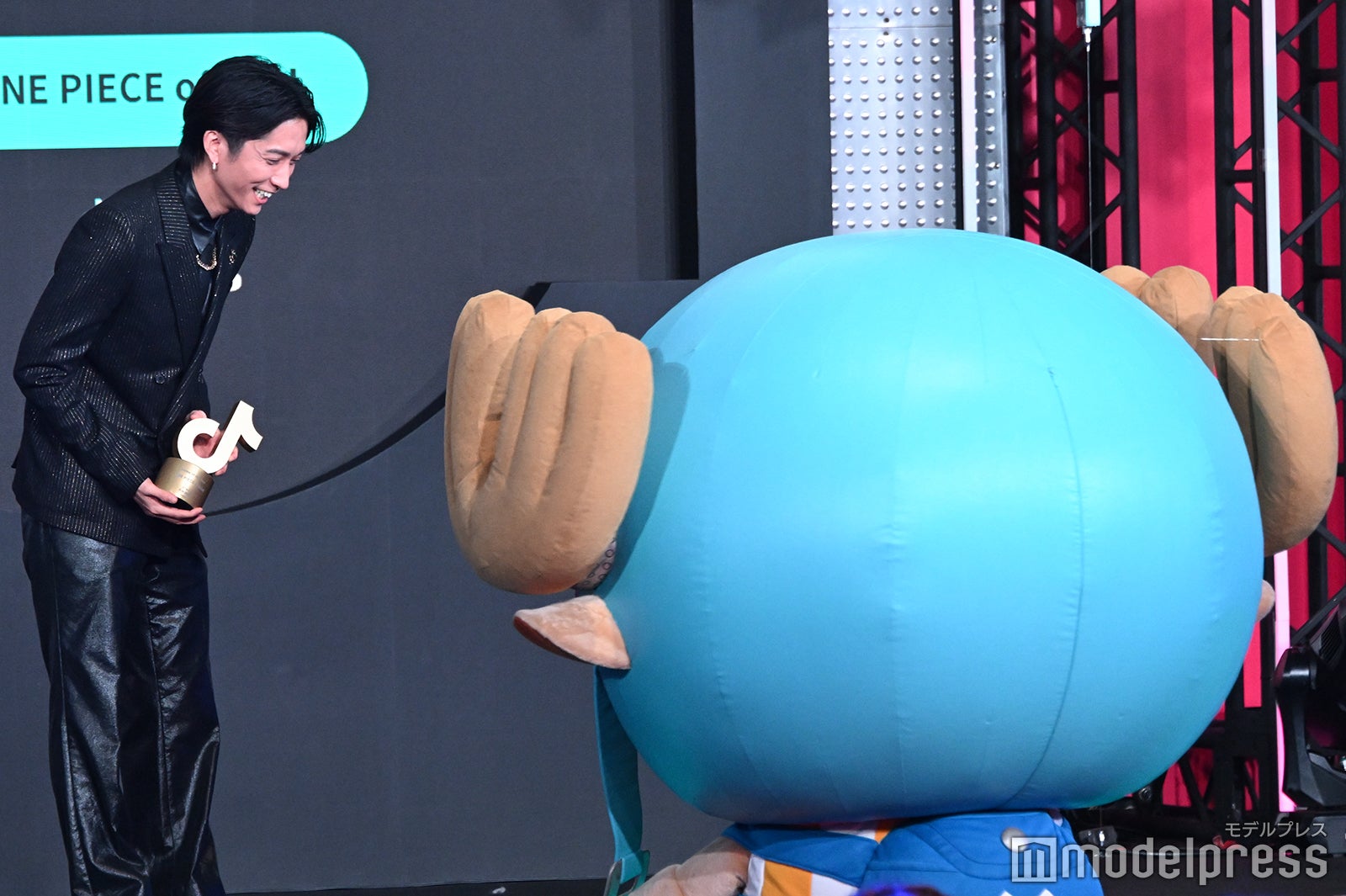 階段を慎重に上がるチョッパーを温かい目で見守る田中樹（C）モデルプレス