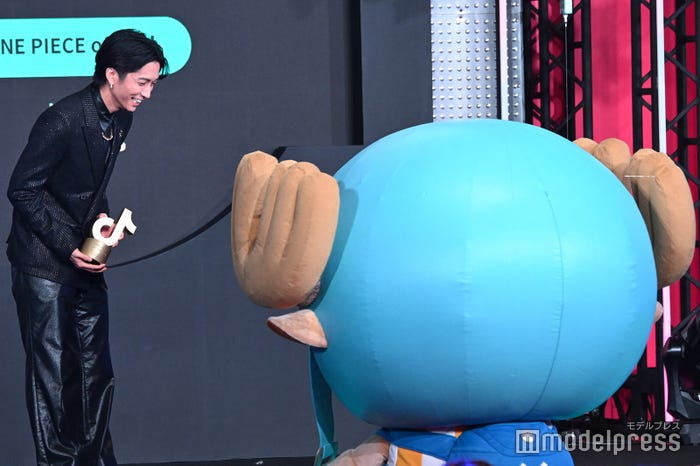 階段を慎重に上がるチョッパーを温かい目で見守る田中樹(C)モデルプレス