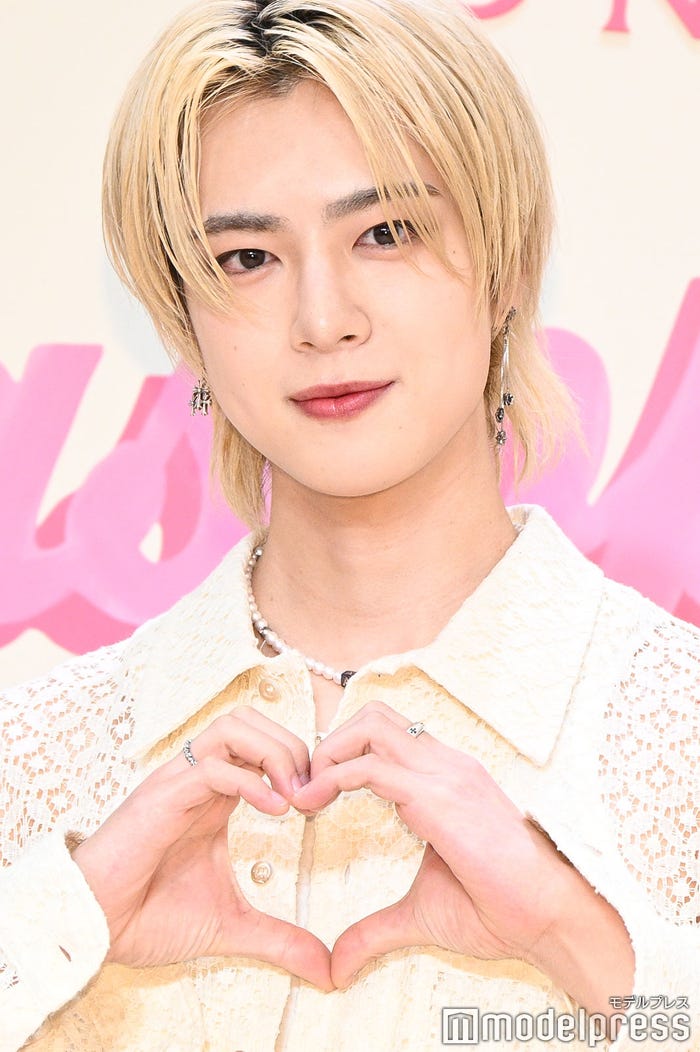 ハートポーズのリクエストに応える佐野雄大(C)モデルプレス