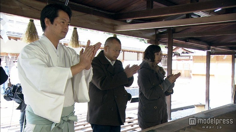 宗像神社でお参りする戸田恵梨香（右）と笑福亭鶴瓶（中）／「鶴瓶の家族に乾杯『戸田恵梨香　福岡県宗像市』」前編より（C）NHK