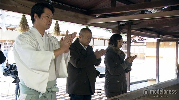 宗像神社でお参りする戸田恵梨香(右)と笑福亭鶴瓶(中)/「鶴瓶の家族に乾杯『戸田恵梨香 福岡県宗像市』」前編より(C)NHK
