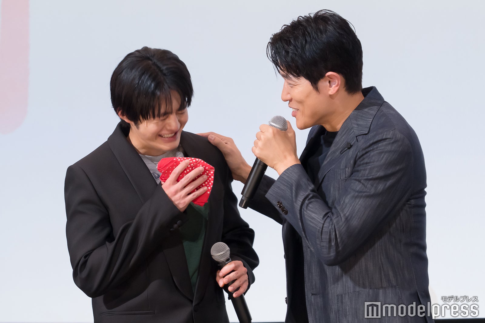 鈴鹿央士、鈴木亮平（C）モデルプレス