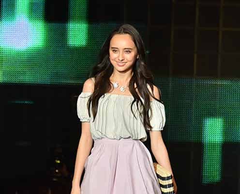 石田ニコル、華やか美デコルテ披露 春スタイルでキュートオーラ放つ