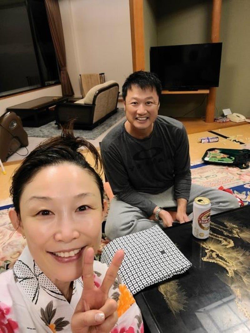 小原正子 温泉上がりの夫との2ショットを公開 素敵 ほっこり の声 モデルプレス