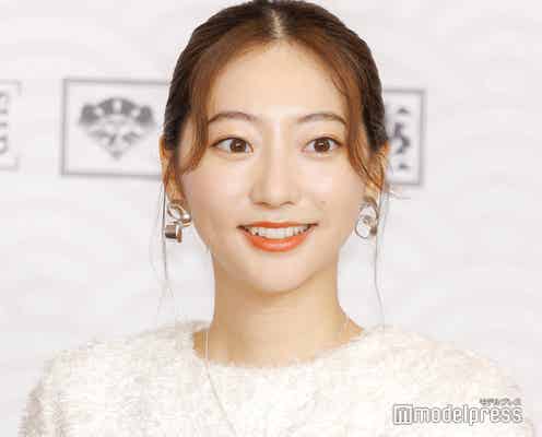 武田玲奈、ミニワンピ×ブーツ姿で美脚チラリ「小顔際立つ」「気品があって素敵」の声