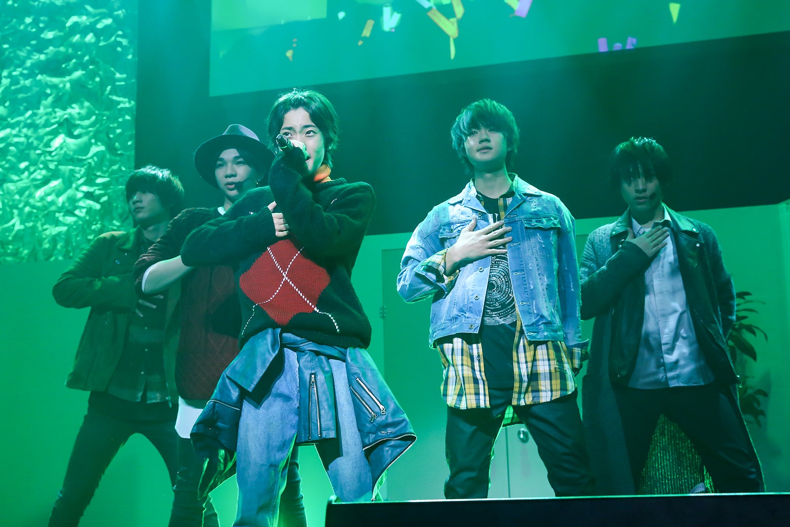 ラストはカジュアルな私服風の衣装でクールに／Photo by Kenichi Sasamori