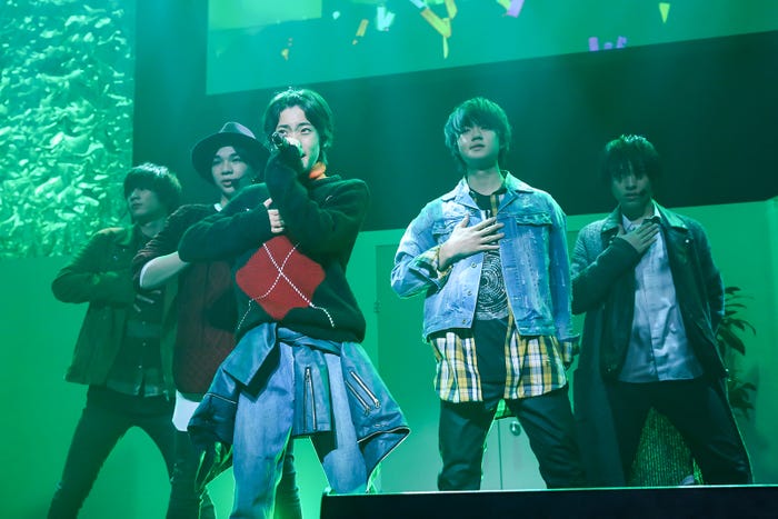 ラストはカジュアルな私服風の衣装でクールに/Photo by Kenichi Sasamori