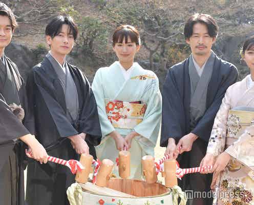 綾瀬はるか・佐藤健ら「ぎぼむす」キャスト、晴れやかな着物姿で豪華集結<義母と娘のブルースFINAL>