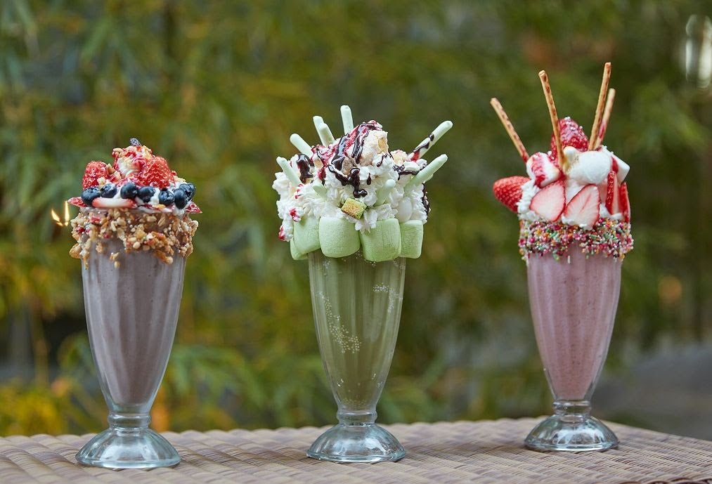 ストロベリーバナナミルクシェイク1,550円、抹茶ミルクシェイク1,800円、アサイボールミルクシェイク2,000円／画像提供：グランド ハイアット 東京