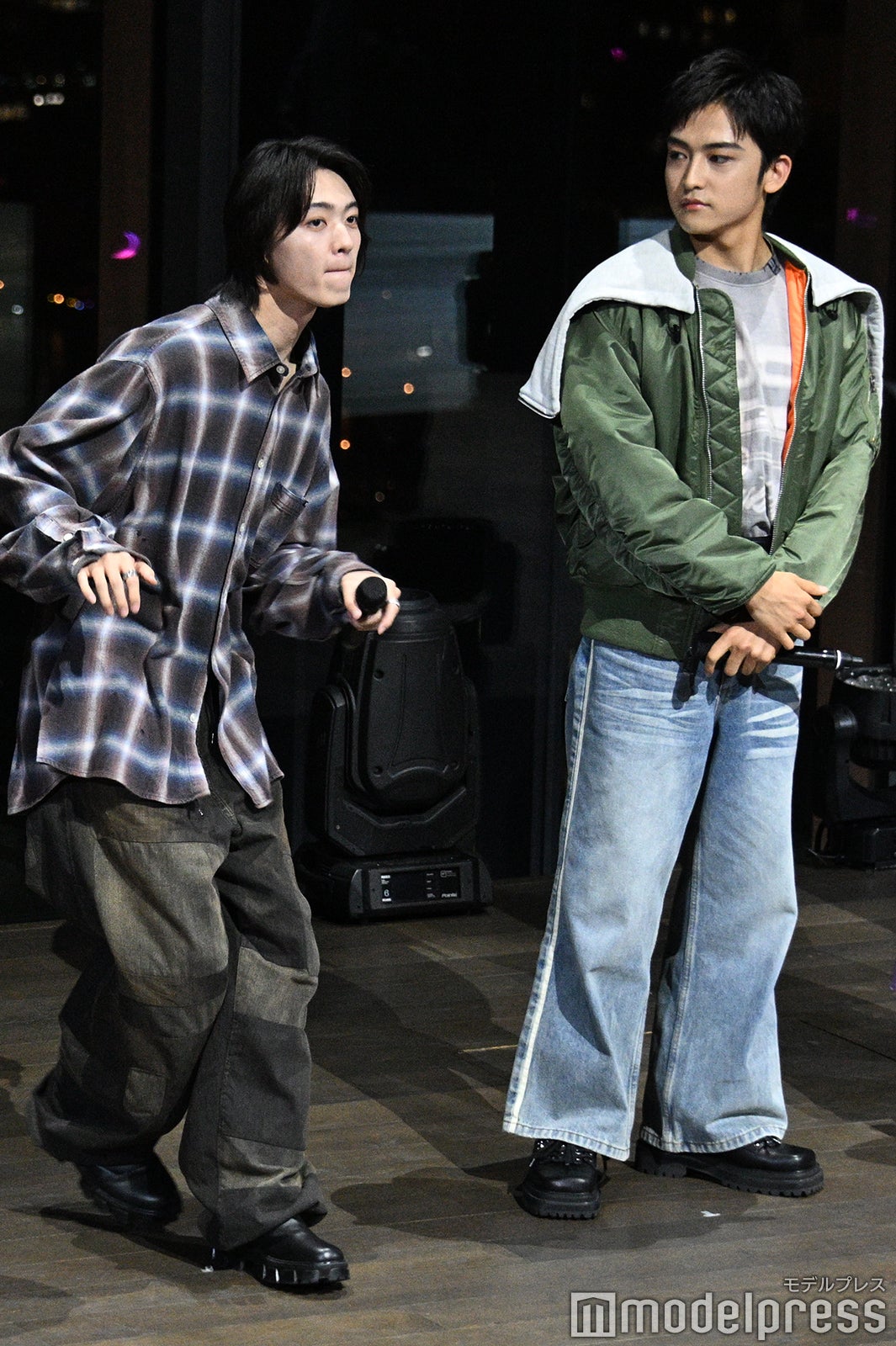 踊るRUIと見つめるKANON（C）モデルプレス