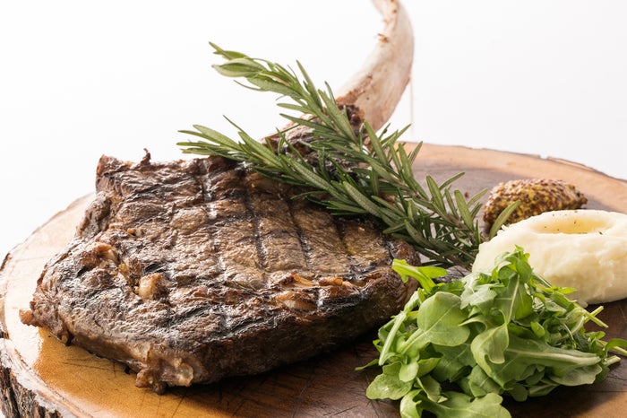 肉屋の主人おすすめ骨付きリブロース　豪快トマホークステーキ／画像提供：イデア