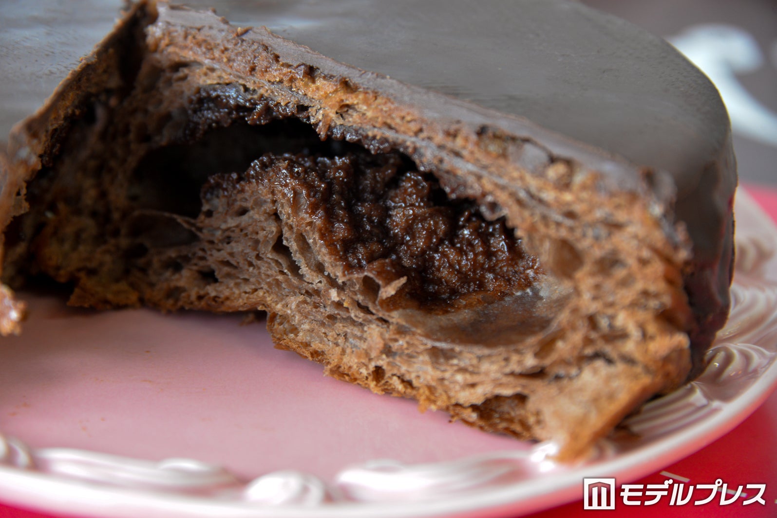 中にはチョコクリームが（C）モデルプレス