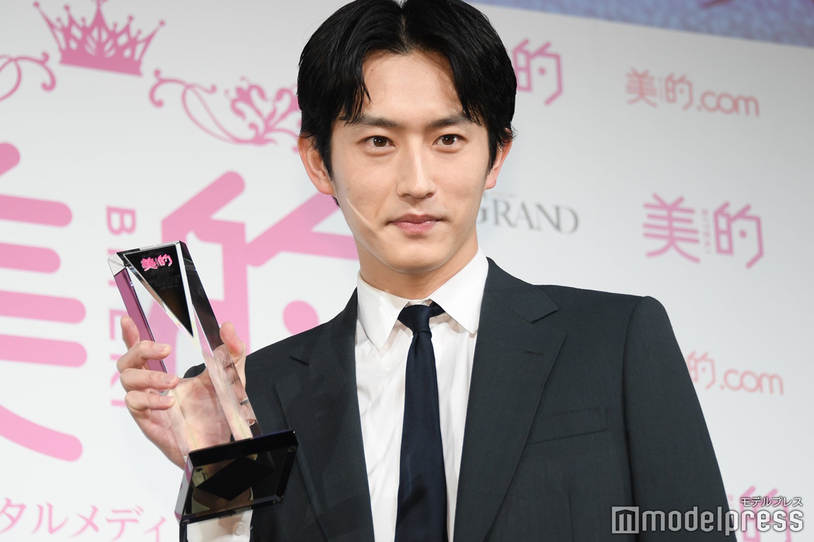 昨日パックをした杉野遥亮（C）モデルプレス