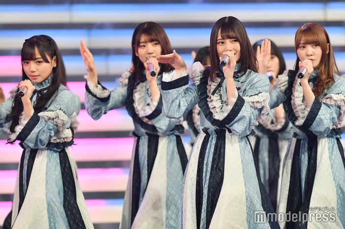 日向坂46 紅白衣装の 文字 が話題 愛を感じる 円陣 紅白リハ最終日 モデルプレス