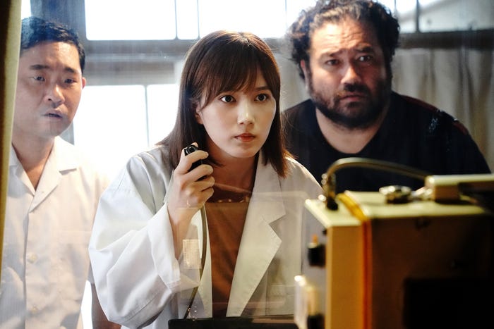 本田翼(C)2022横幕智裕・モリタイシ/集英社・映画「ラジエーションハウス」製作委員会