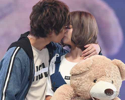 なちょす&那須泰斗、ステージでキス バックハグに頭ポンポン…“なちょころりん”カップルがラブラブすぎ<神コレ2019S/S>