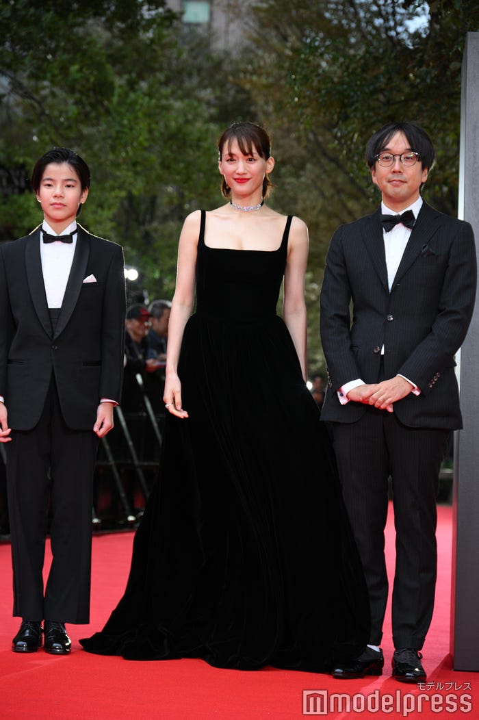 大沢一菜、綾瀬はるか、森井勇佑監督(C)モデルプレス