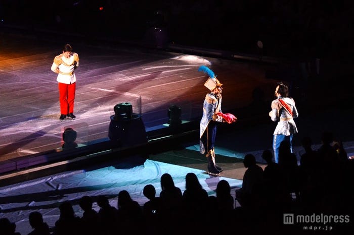 「ディズニー・オン・アイス」ガラスの靴の合う人を探す