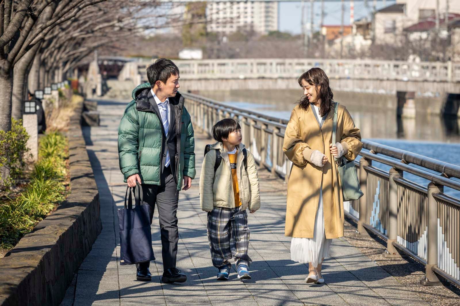 （左から）濱田岳、石塚陸翔、奈緒「春になったら」第8話より（C）カンテレ