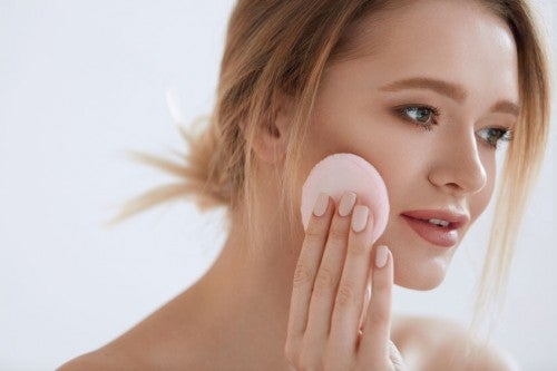 ファンデーションを塗る女性