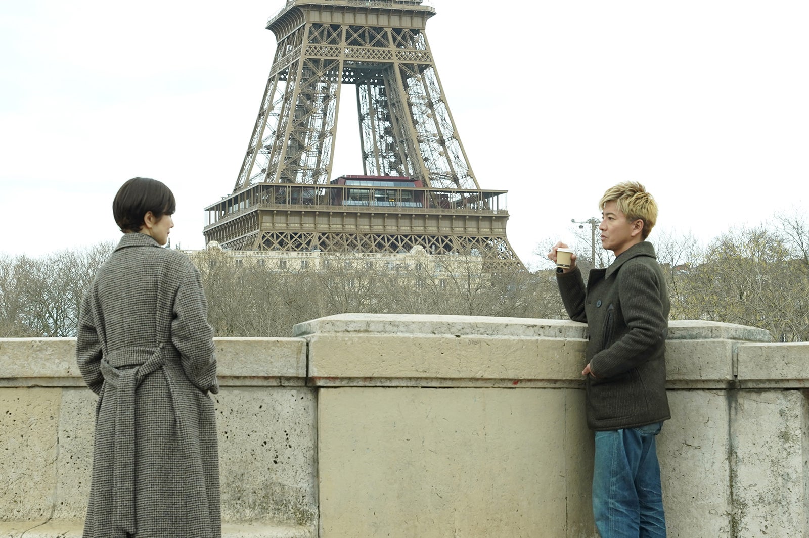 尾花夏樹（木村拓哉）と早見倫子（鈴木京香）。フランス・パリで大規模なロケを実施した。（C）2024映画『グランメゾン・パリ』製作委員会